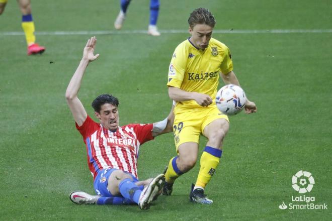 Pablo Pérez pelea un balón desde el suelo (Foto: LaLiga).