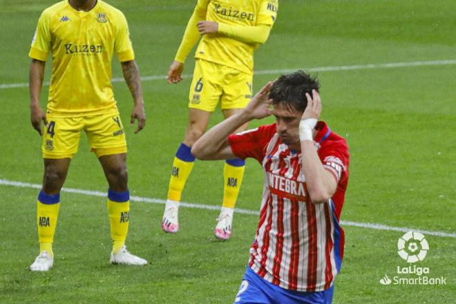 Pablo Pérez se lamenta de una ocasión errada en el Sporting-Alcorcón (Foto: LaLiga).