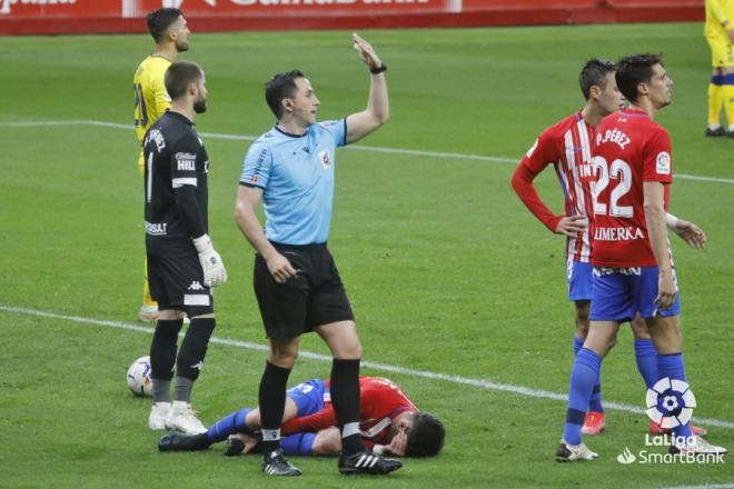Posible penalti sobre Campuzano en el Sporting-Alcorcón (Foto: LaLiga).