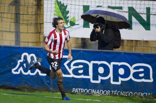 Juan Artola celebra un gol con el Bilbao Athletic en Urritxe (Foto: Athletic Club).