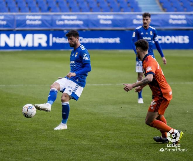 Borja Valle, durante un lance del Real Oviedo-Ponferradina (Foto: LaLiga).