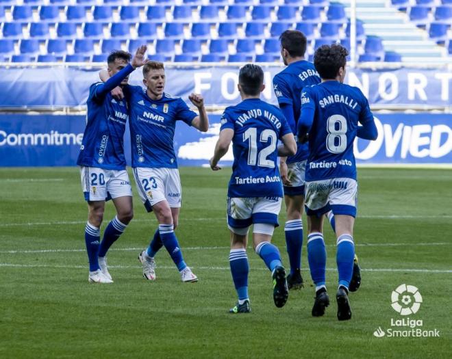 Los jugadores del Real Oviedo celebran el gol de Édgar (Foto: LaLiga).