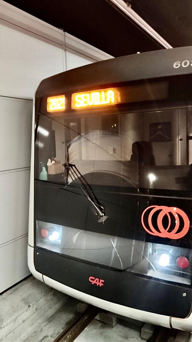 Unidad del Metro de Bilbao en cocheras con un rótulo de parada en Sevilla.