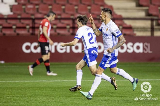 Narváez celebra su gol en Las Gaunas en el Zaragoza-Logroñés (Foto: LaLiga).