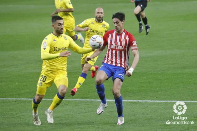 Pablo Pérez intenta controlar un balón en el Sporting-Alcorcón (Foto: LaLiga)