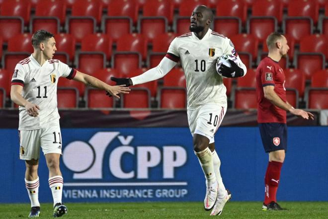 Trossard felicita a Lukaku tras su gol en el República Checa-Bélgica (Foto: Cordon Press).