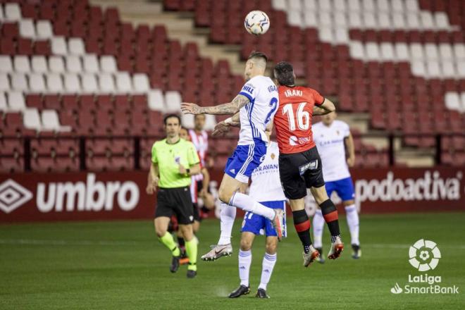 Vigaray cabecea el balón ante Iñaki (Foto: LaLiga).