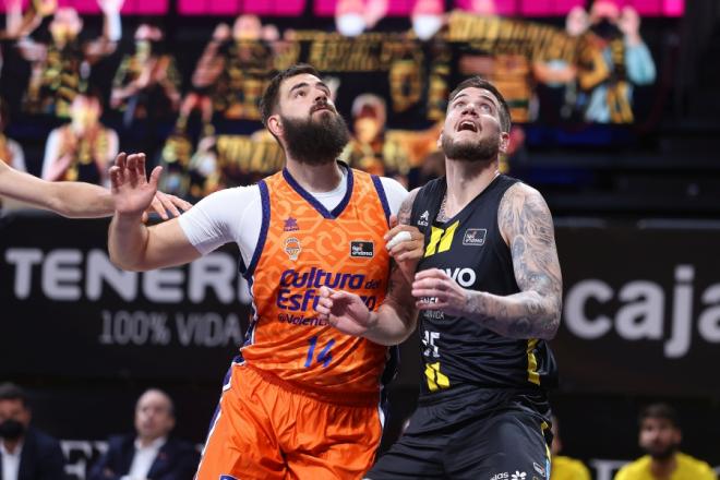 Los últimos instantes tumban al Valencia Basket en un partido igualado en Tenerife (90-86)