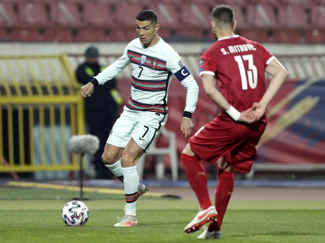Mitrovic, en una acción del partido, defendiendo el ataque de Cristiano Ronaldo.
