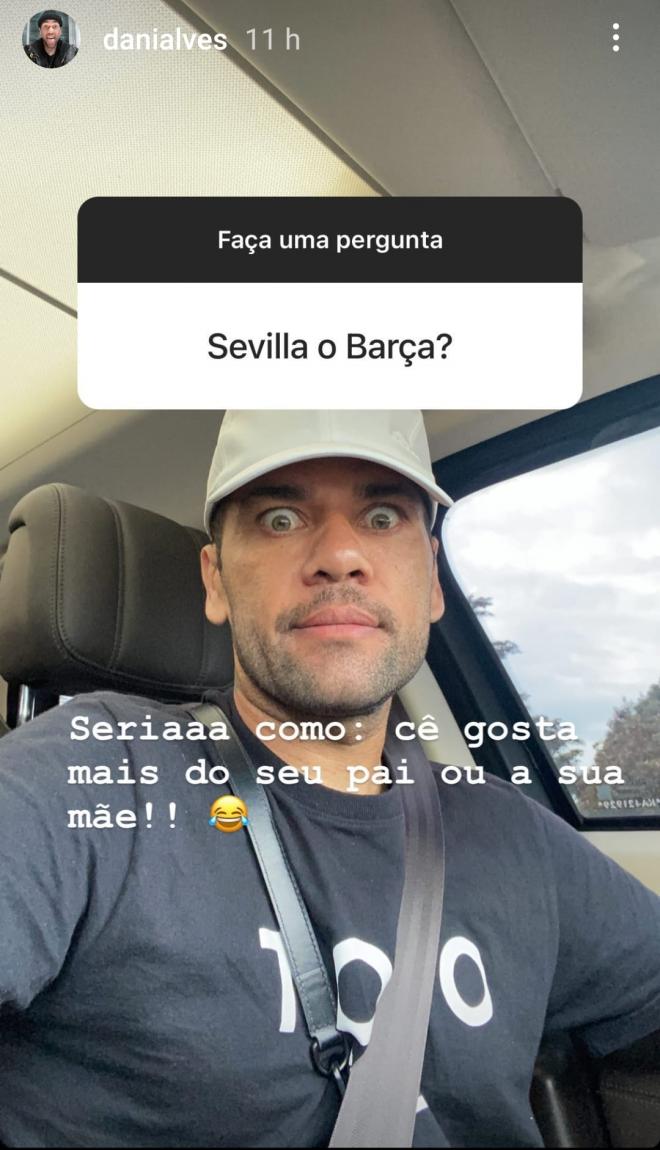 Dani Alves elige entre el Sevilla y el Barcelona.