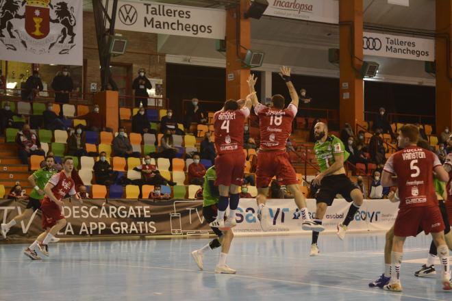 El Fertiberia Puerto Sagunto se queda a las puertas del empate en Cuenca (Foto: J. A. Lillo)