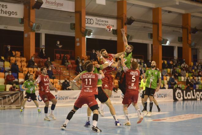 El Fertiberia Puerto Sagunto se queda a las puertas del empate en Cuenca (Foto: J. A. Lillo)