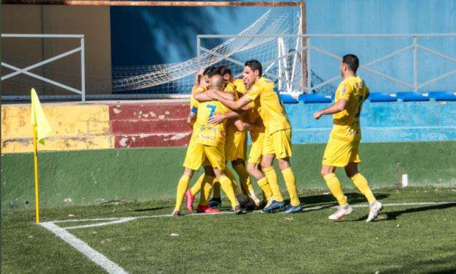 El Orihuela celebra un gol (Foto: ratebas.com).