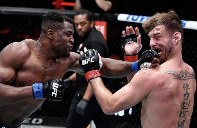 Francis Ngannou impacta sobre el rostro de Stipe Miocic (Foto: UFC).