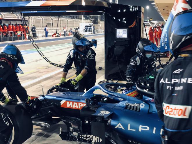 Fernando Alonso, en el momento de entrar en su box (Foto: Alpine).