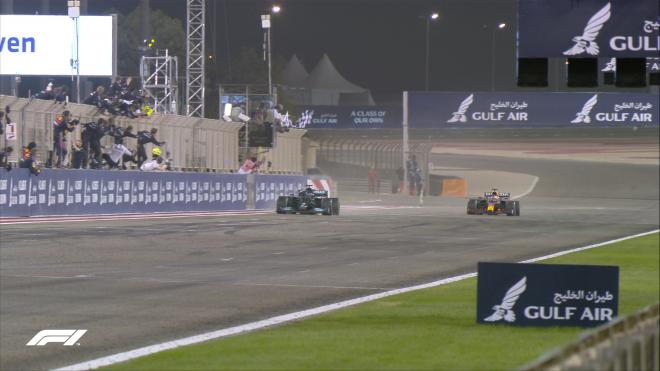 Lewis Hamilton le gana la carrera de Baréin a Max Verstappen (Foto: F1).