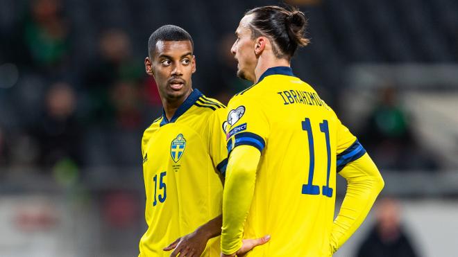 Alexander Isak, junto a Zlatan Ibrahimovic, en un partido con Suecia (Foto: @svenskfotboll).