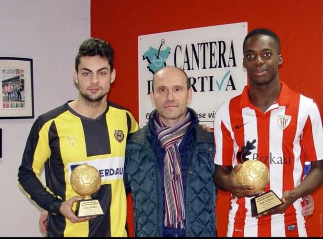 El director de Cantera Deportiva, Fran Rodríguez, con Asier Villalibre e Iñaki Williams.