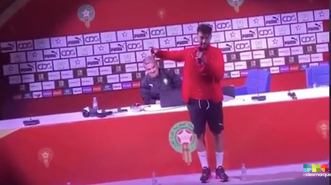 Munir cantando con la selección de Marruecos.