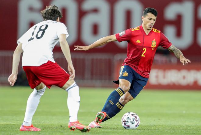 Pedro Porro conduce un balón ante la presión de un rival en un partido con la selección española absoluta (Foto: EFE).