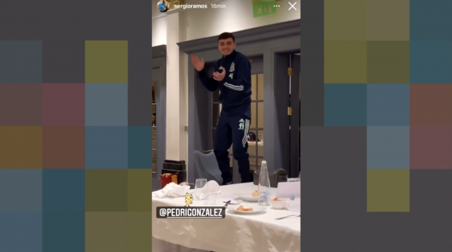 Pedri, cantando durante la cena de la Selección.