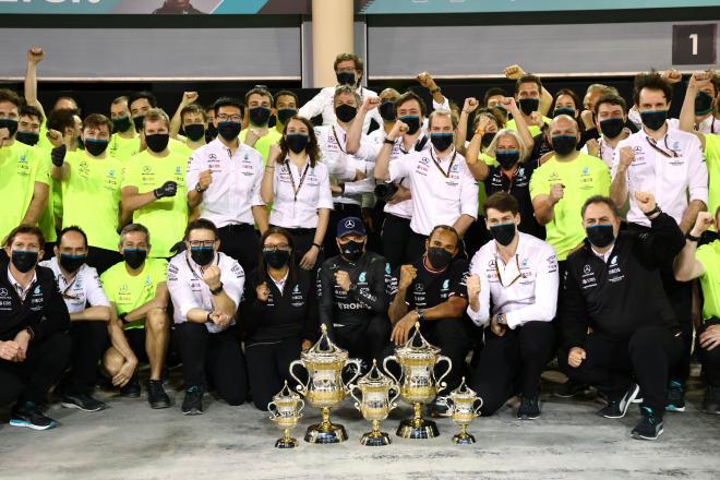 Todo el equipo Mercedes celebrando la victoria en el Gran Premio de Baréin 2021 (Foto: Mercedes).