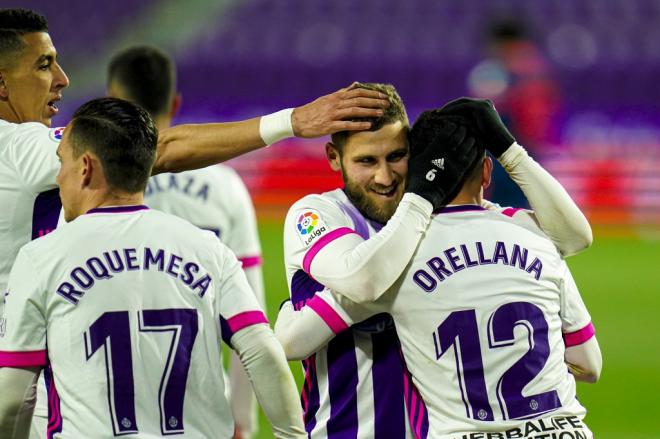 Shon Weissman felicita a Fabián Orellana tras su gol al Sevilla FC (Foto: Real Valladolid).