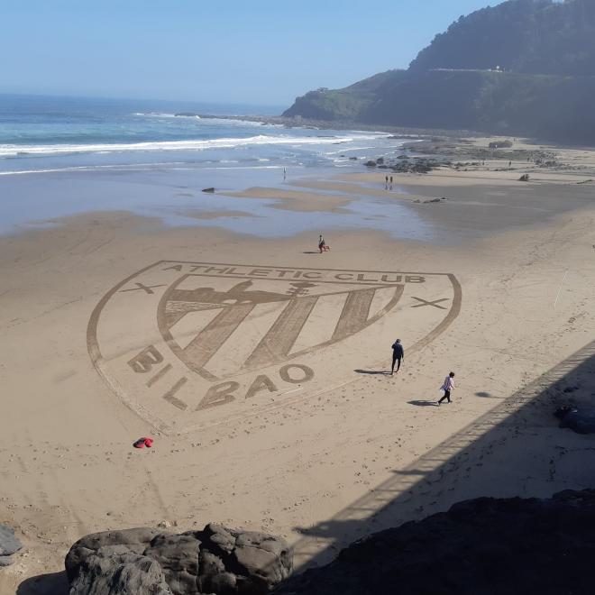 El escudo del Athletic Club dibujado en la arena de la playa. Ha tenido lugar ya el sorteo del calendario de LaLiga.