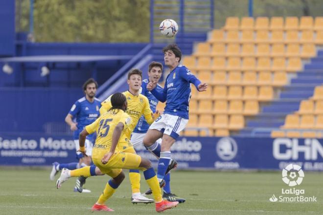 Javi Mier, durante el Alcorcón-Real Oviedo (Foto: LaLiga).