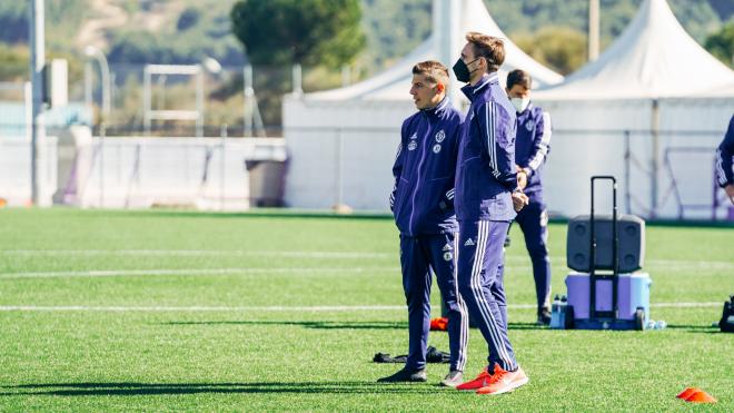 Borja Fernández observando el entrenamiento del Promesas (Foto: Real Valladolid).