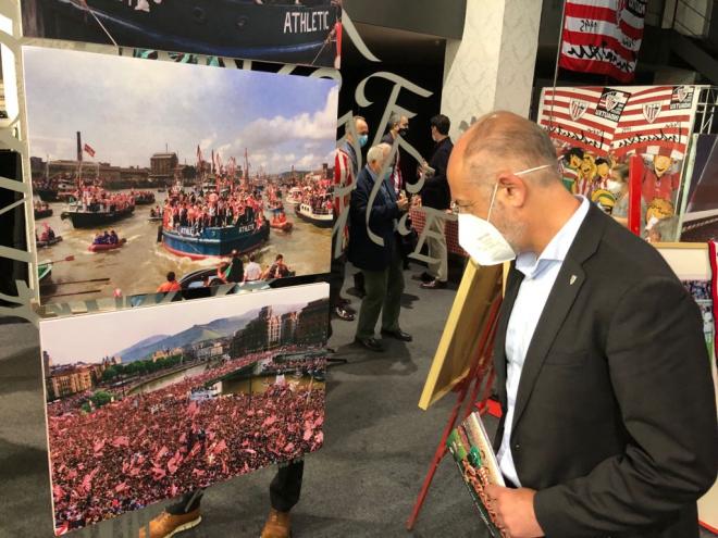 El presidente Aitor Elizegi ante fotografías de la gabarra (Foto: DMQ Bizkaia).