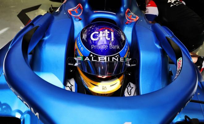 Fernando Alonso, dentro de su monoplaza en el Circuito de Sakhir (Foto: Alpine).