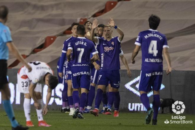 Los jugadores del Sporting celebran el gol de Pedro Díaz al Rayo (Foto: LaLiga).
