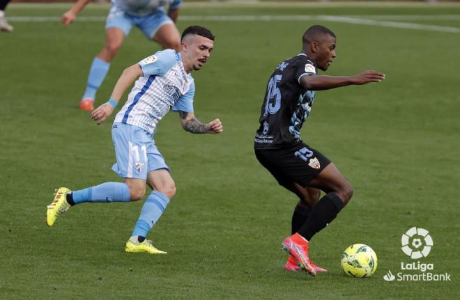 Joaquín, en un lance del Málaga-Almería (Foto: LaLiga).