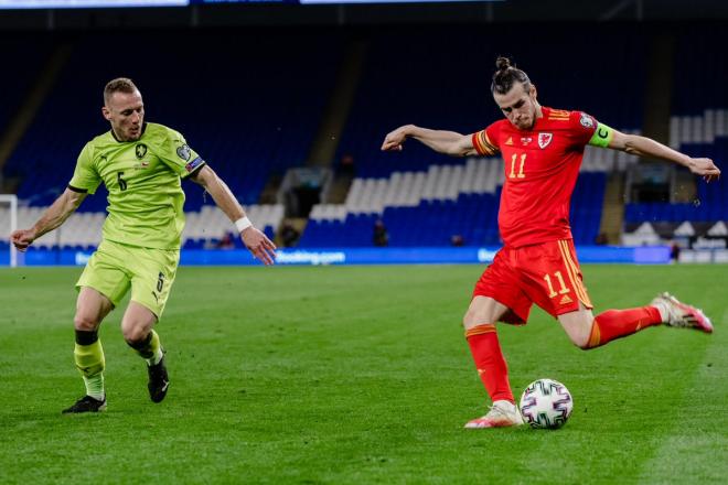 Bale pone un balón durante el Gales-República Checa (FOTO: @Cymru).