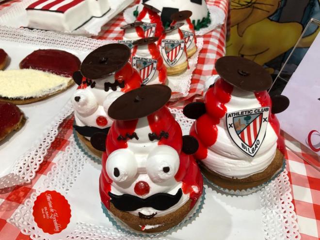 Todo tipo de pasteles diseñados en Bilbao para animar al Athletic Club y expuesto en la sede de BilbaoCentro en Indautxu (Foto: DMQ Bizkaia).
