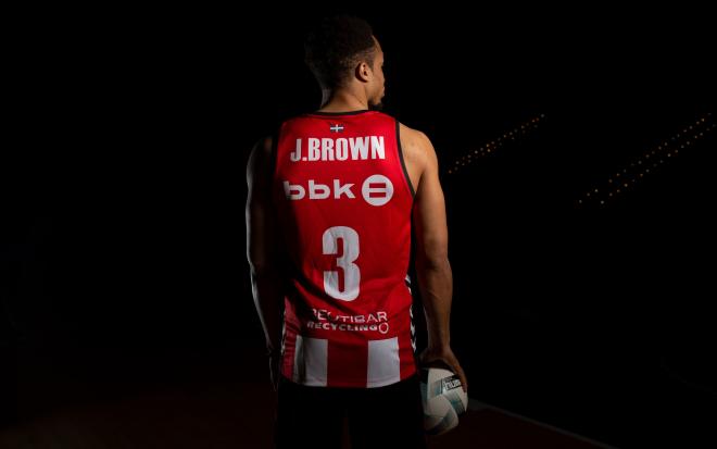 Jaylon Brown con la camiseta de Bilbao Basket en homenaje al Athletic Club para la Copa.
