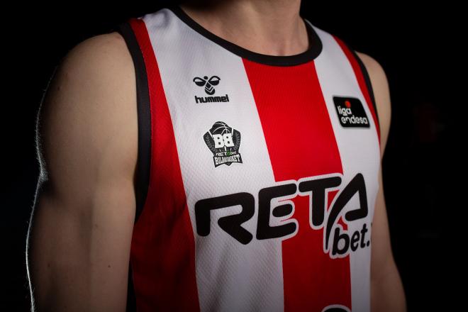 Camiseta de Bilbao Basket en homenaje al Athletic Club en la final de Copa.