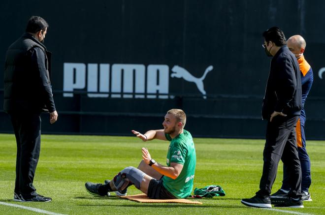 Cillessen, el último lesionado para Javi Gracia, explica su lesión a Anil Murthy (Foto: Valencia CF)