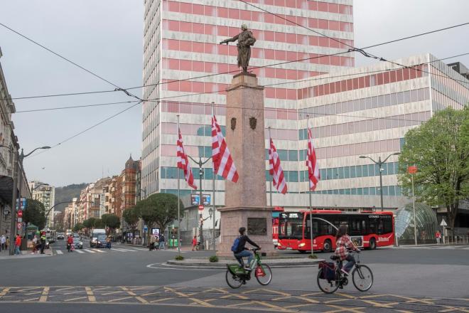 Las 4 banderas rojiblancas que rodean la figura de Don Diego López de Haro en Bilbao por las finales del Athletic Club.