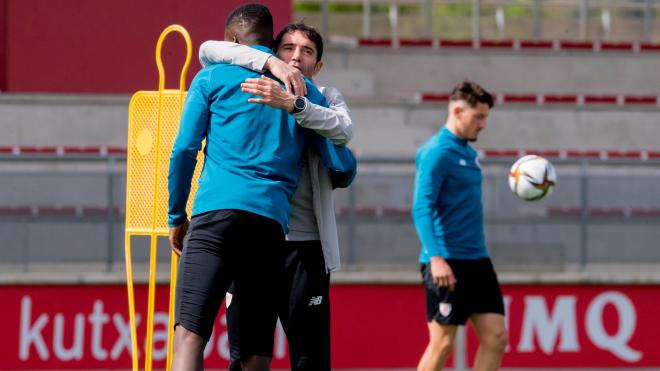 Marcelino abrazo a Iñaki Williams en Lezama (Foto: Athletic Club).