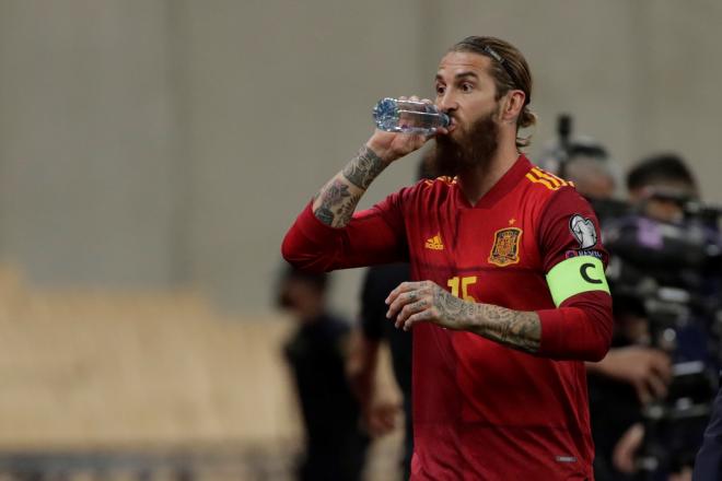 Sergio Ramos bebe de una botella en el España-Kosovo, uno de sus últimos partidos (FOTO: EFE).