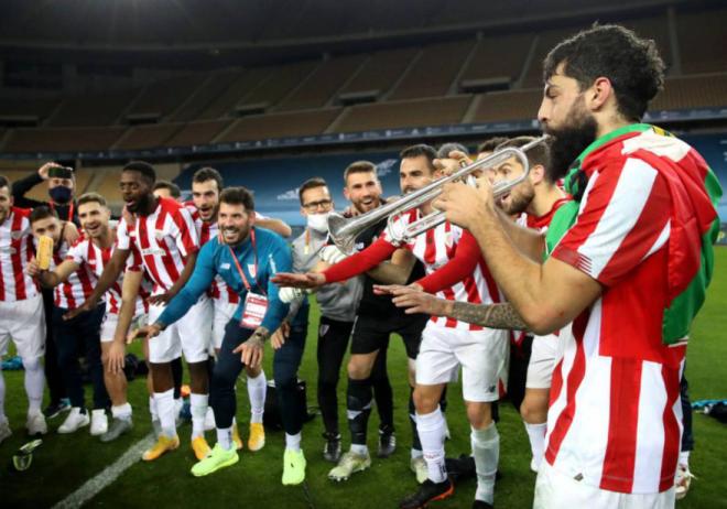 Asier Villalibre toca la trompeta tras ganar el Athletic Club la Supercopa de España en La Cartuja al Barça (Foto: EFE).