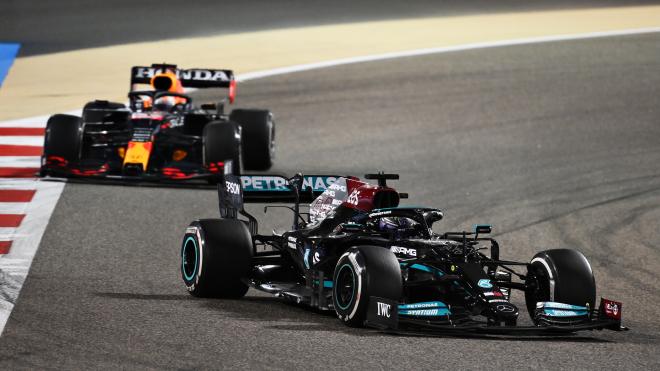 Lewis Hamilton y Max Verstappen, durante el Gran Premio de Baréin de 2021 (Foto: F1)