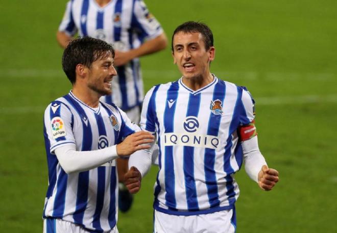 Mikel Oyarzabal celebra un gol con David Silva (Foto: EFE).