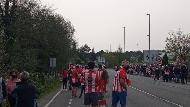 La afición despide al Athletic de Lezama, que pone rumbo a Sevilla.