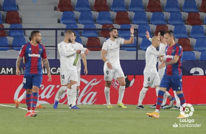 Jugadores del Levante se lamentan tras el primer gol de Rafa Mir (Foto: LaLiga).
