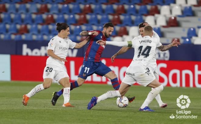 Morales, con el balón ante tres rivales (Foto: LaLiga).