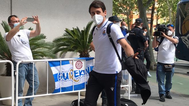 Mikel Oyarzabal, a la llegada a Sevilla (Foto: Kiko Hurtado)