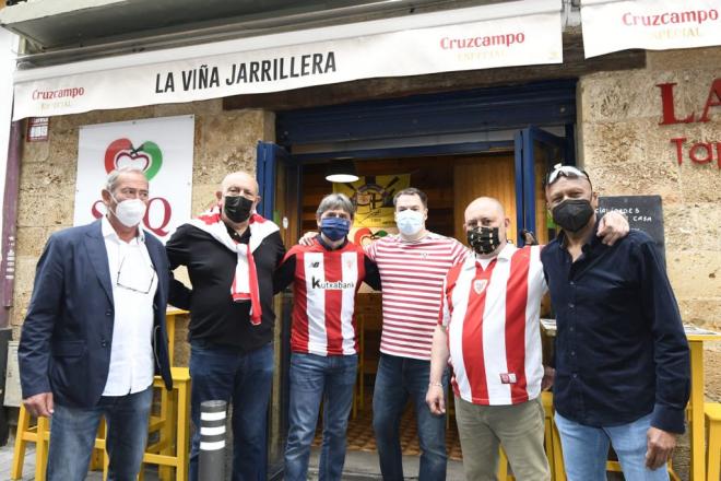 Los integrantes de la Peña Jarrillera del Athletic en Sevilla, junto a Asís Martín, de ElDesmarq